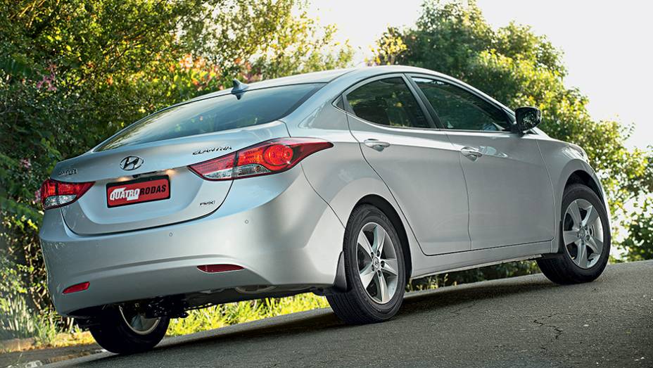 Adesivo "Flex" na tampa do porta-malas &eacute; a &uacute;nica forma de identificar a nova motoriza&ccedil;&atilde;o | <a href="https://gutenberg.quatrorodas.abril.com.br/carros/lancamentos/hyundai-elantra-2-0-flex-742637.shtml" rel="migration">Leia mais</a>