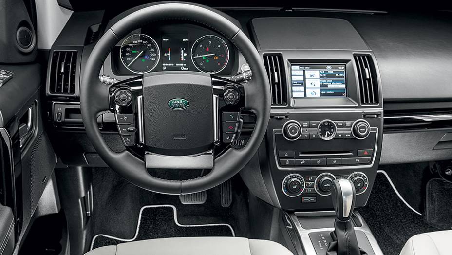 Central multimídia tem touch screen de 7 polegadas | <a href="https://gutenberg.quatrorodas.abril.com.br/carros/lancamentos/land-rover-freelander-2-743455.shtml" rel="migration">Leia mais</a> Central multimídia tem touch screen de 7 polegadas | <a href="https://gutenberg.quatrorodas.abril.com.br/carros/lancamentos/land-rover-freelander-2-743455.shtml" rel="migration">Leia mais</a>