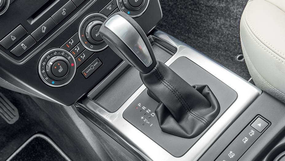 Sistema Terrain Response &eacute; acionado por meio de teclas no console, junto &agrave; alavanca do c&acirc;mbio | <a href="https://gutenberg.quatrorodas.abril.com.br/carros/lancamentos/land-rover-freelander-2-743455.shtml" rel="migration">Leia mais</a>
