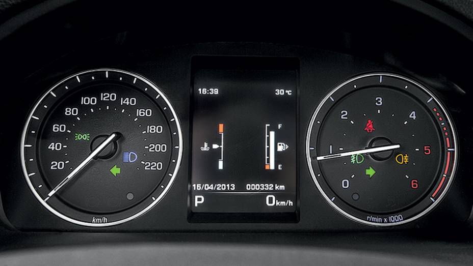 Entre mostradores anal&oacute;gicos, um monitor digital | <a href="https://gutenberg.quatrorodas.abril.com.br/carros/lancamentos/land-rover-freelander-2-743455.shtml" rel="migration">Leia mais</a>