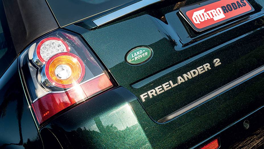 Lanternas redesenhadas d&atilde;o novo brilho &agrave; traseira | <a href="https://gutenberg.quatrorodas.abril.com.br/carros/lancamentos/land-rover-freelander-2-743455.shtml" rel="migration">Leia mais</a>
