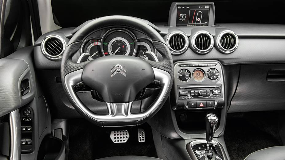 O acabamento do C3 recebeu aten&ccedil;&atilde;o nos detalhes | <a href="https://gutenberg.quatrorodas.abril.com.br/carros/comparativos/hatches-compactos-premium-743627.shtml" rel="migration">Leia mais</a>