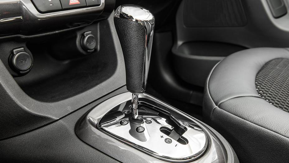 Transmiss&atilde;o sequencial conta com op&ccedil;&atilde;o "Sport" | <a href="https://gutenberg.quatrorodas.abril.com.br/carros/comparativos/hatches-compactos-premium-743627.shtml" rel="migration">Leia mais</a>