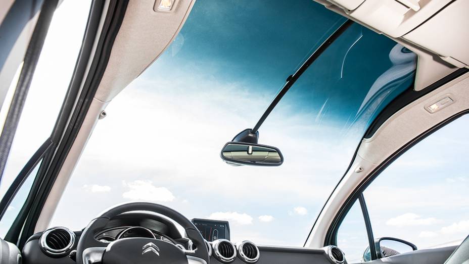 O grande para-brisa tem para-sol escamote&aacute;vel | <a href="https://gutenberg.quatrorodas.abril.com.br/carros/comparativos/hatches-compactos-premium-743627.shtml" rel="migration">Leia mais</a>