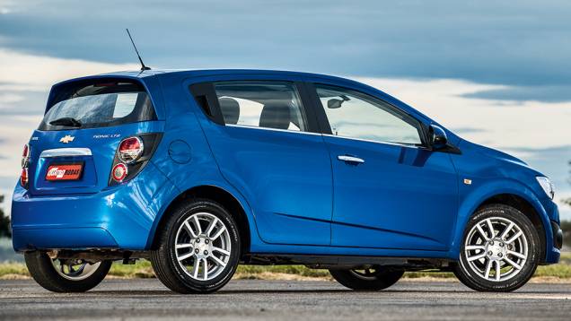 O Sonic tem estilo coreano, mas é fabricado no México | <a href="https://gutenberg.quatrorodas.abril.com.br/carros/comparativos/hatches-compactos-premium-743627.shtml" rel="migration">Leia mais</a> O Sonic tem estilo coreano, mas é fabricado no México | <a href="https://gutenberg.quatrorodas.abril.com.br/carros/comparativos/hatches-compactos-premium-743627.shtml" rel="migration">Leia mais</a>