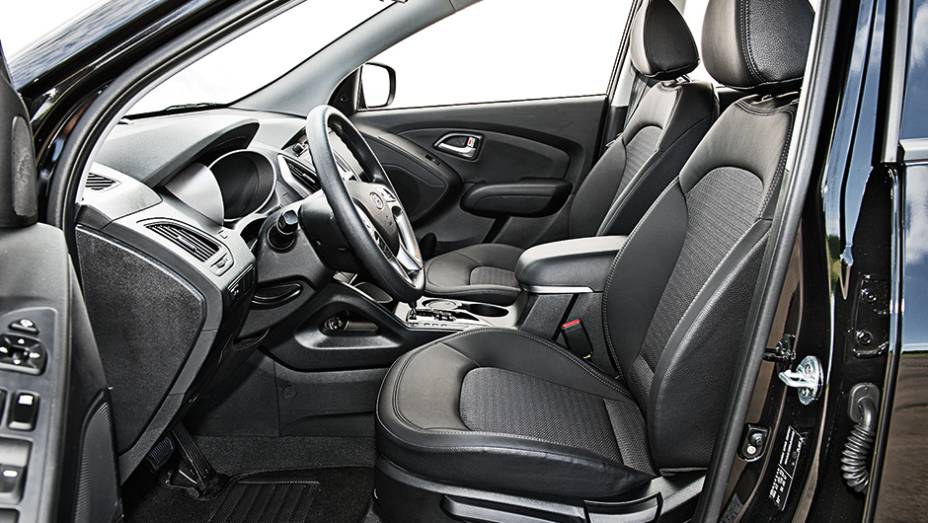 Abas laterais no encosto dão suporte ao corpo em curvas | <a href="https://gutenberg.quatrorodas.abril.com.br/carros/comparativos/honda-cr-v-x-hyundai-ix35-744731.shtml" rel="migration">Leia mais</a>