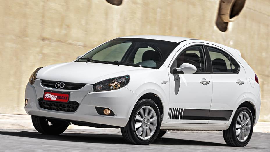J3 S: far&oacute;is com m&aacute;scara negra e adesivos laterais | <a href="https://gutenberg.quatrorodas.abril.com.br/carros/comparativos/jac-j3-1-5-s-x-chery-celer-1-5-744920.shtml" rel="migration">Leia mais</a>