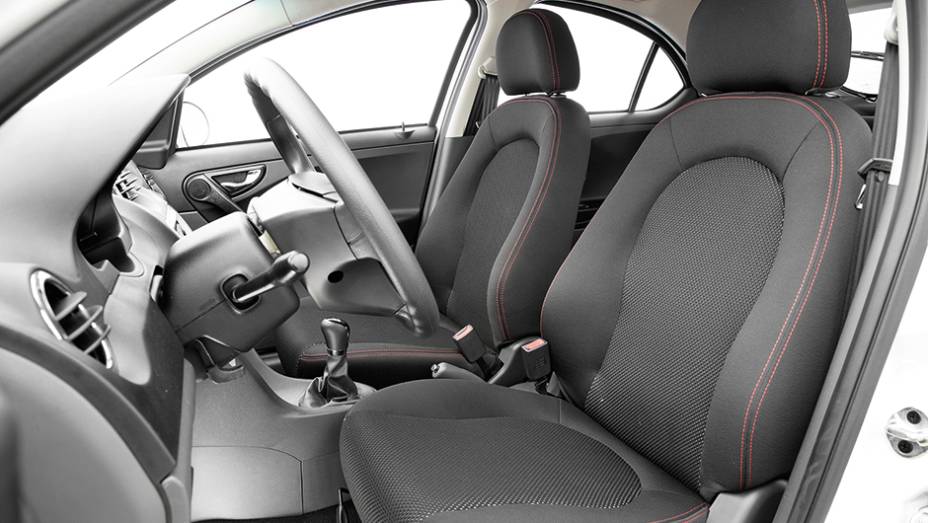 Bancos s&atilde;o macios | <a href="https://gutenberg.quatrorodas.abril.com.br/carros/comparativos/jac-j3-1-5-s-x-chery-celer-1-5-744920.shtml" rel="migration">Leia mais</a>