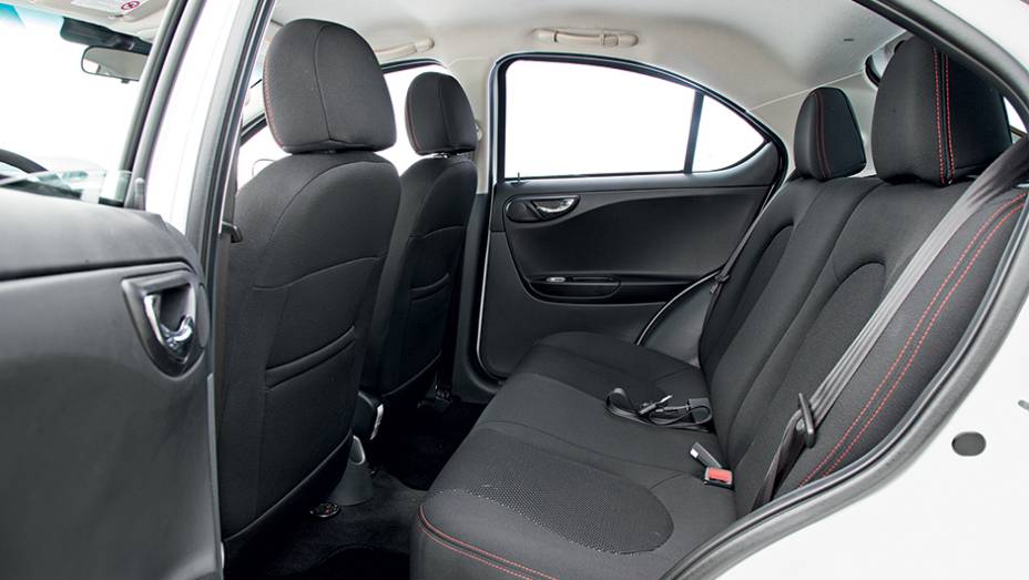 Atr&aacute;s, apoios altos atrapalham a vis&atilde;o | <a href="https://gutenberg.quatrorodas.abril.com.br/carros/comparativos/jac-j3-1-5-s-x-chery-celer-1-5-744920.shtml" rel="migration">Leia mais</a>