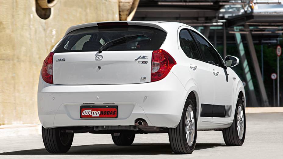 Sensor de estacionamento &eacute; item de s&eacute;rie no JAC J3 | <a href="https://gutenberg.quatrorodas.abril.com.br/carros/comparativos/jac-j3-1-5-s-x-chery-celer-1-5-744920.shtml" rel="migration">Leia mais</a>