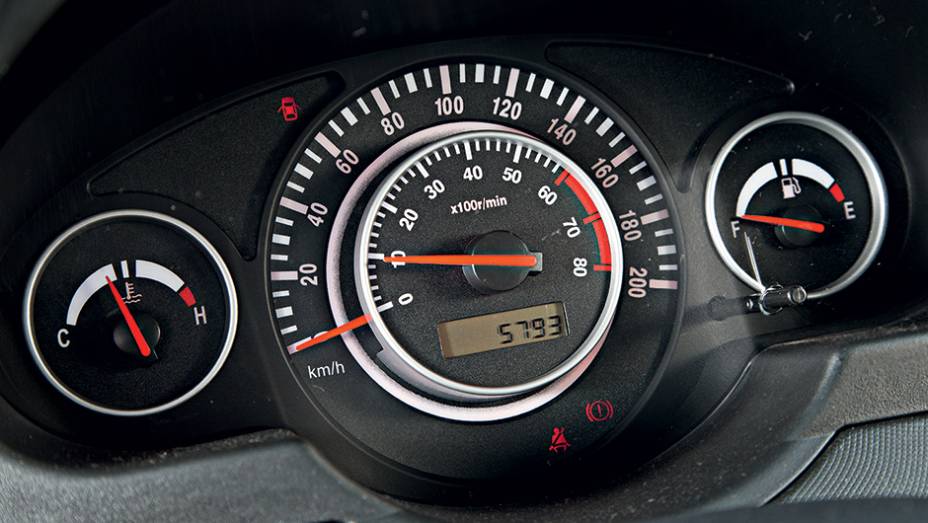 Formato do painel lembra o do Fox antigo | <a href="https://gutenberg.quatrorodas.abril.com.br/carros/comparativos/jac-j3-1-5-s-x-chery-celer-1-5-744920.shtml" rel="migration">Leia mais</a> Formato do painel lembra o do Fox antigo | <a href="https://gutenberg.quatrorodas.abril.com.br/carros/comparativos/jac-j3-1-5-s-x-chery-celer-1-5-744920.shtml" rel="migration">Leia mais</a>