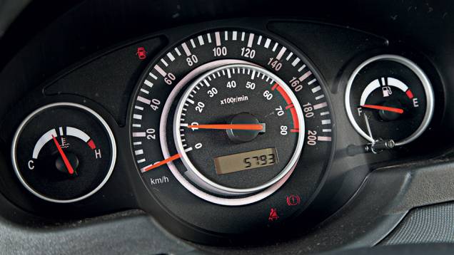Formato do painel lembra o do Fox antigo | <a href="https://gutenberg.quatrorodas.abril.com.br/carros/comparativos/jac-j3-1-5-s-x-chery-celer-1-5-744920.shtml" rel="migration">Leia mais</a> Formato do painel lembra o do Fox antigo | <a href="https://gutenberg.quatrorodas.abril.com.br/carros/comparativos/jac-j3-1-5-s-x-chery-celer-1-5-744920.shtml" rel="migration">Leia mais</a>