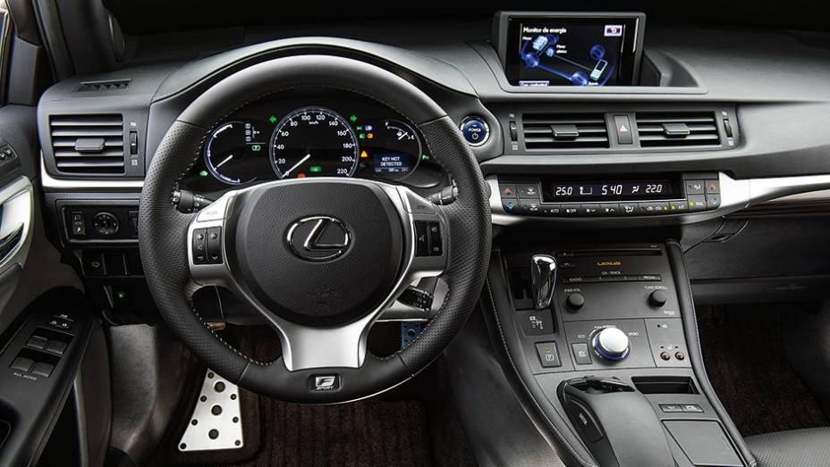 Acabamento de couro e alumínio | <a href="https://gutenberg.quatrorodas.abril.com.br/carros/lancamentos/lexus-ct-200h-f-sport-743425.shtml" rel="migration">Leia mais</a>