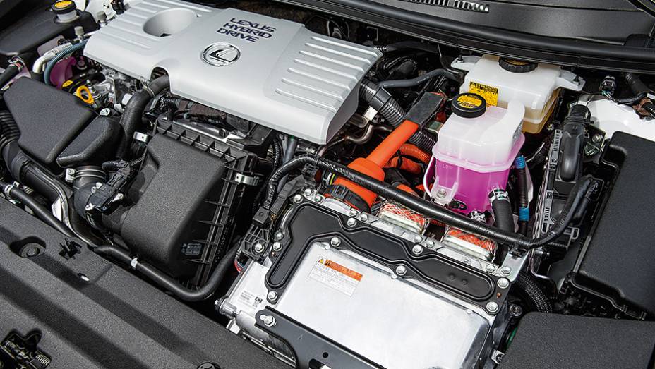 Juntos, motores produzem 136 cv de potência | <a href="https://gutenberg.quatrorodas.abril.com.br/carros/lancamentos/lexus-ct-200h-f-sport-743425.shtml" rel="migration">Leia mais</a>