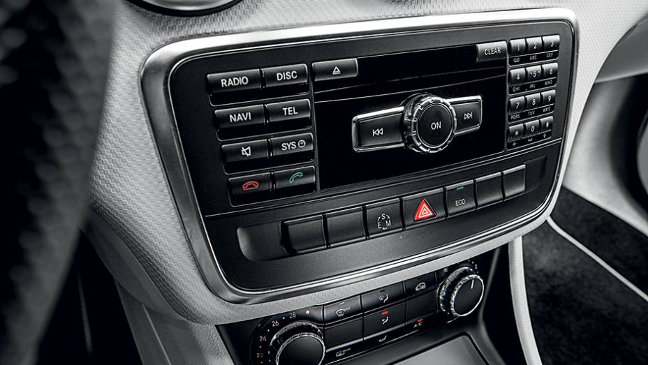 Rádio tem teclas separadas do visor | <a href="https://gutenberg.quatrorodas.abril.com.br/carros/testes/mercedes-benz-200-urban-742618.shtml" rel="migration">Leia mais</a>