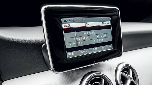 A tela é multimídia, mas o GPS não funciona no Brasil | <a href="https://gutenberg.quatrorodas.abril.com.br/carros/testes/mercedes-benz-200-urban-742618.shtml" rel="migration">Leia mais</a> A tela é multimídia, mas o GPS não funciona no Brasil | <a href="https://gutenberg.quatrorodas.abril.com.br/carros/testes/mercedes-benz-200-urban-742618.shtml" rel="migration">Leia mais</a>