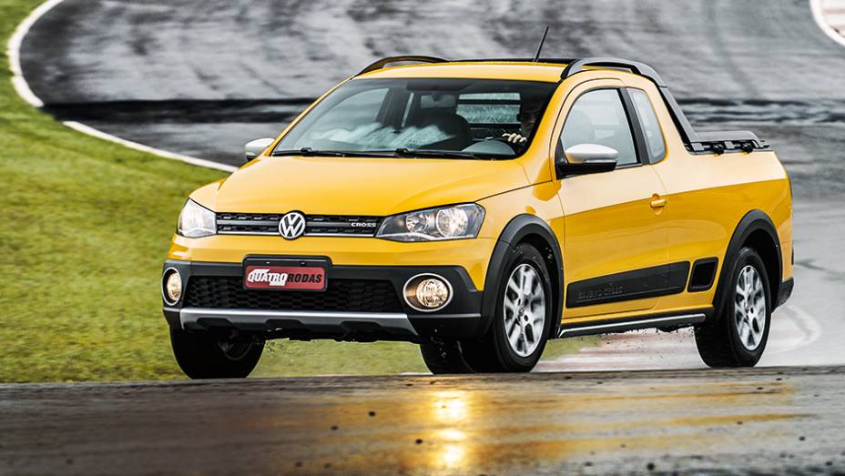 Saveiro é boa de curvas, mesmo com pneus de uso misto | <a href="https://gutenberg.quatrorodas.abril.com.br/carros/lancamentos/vw-saveiro-cross-2014-743387.shtml" rel="migration">Leia mais</a>