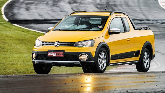 Saveiro é boa de curvas, mesmo com pneus de uso misto | <a href="https://gutenberg.quatrorodas.abril.com.br/carros/lancamentos/vw-saveiro-cross-2014-743387.shtml" rel="migration">Leia mais</a> Saveiro é boa de curvas, mesmo com pneus de uso misto | <a href="https://gutenberg.quatrorodas.abril.com.br/carros/lancamentos/vw-saveiro-cross-2014-743387.shtml" rel="migration">Leia mais</a>