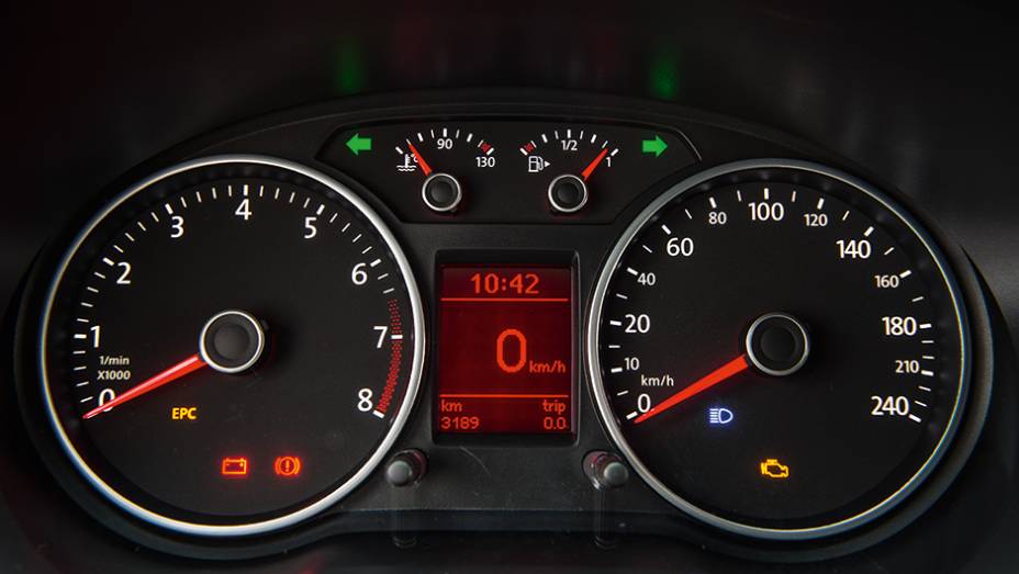 Display digital trocou a cor branca pelo &acirc;mbar | <a href="https://gutenberg.quatrorodas.abril.com.br/carros/lancamentos/vw-saveiro-cross-2014-743387.shtml" rel="migration">Leia mais</a>