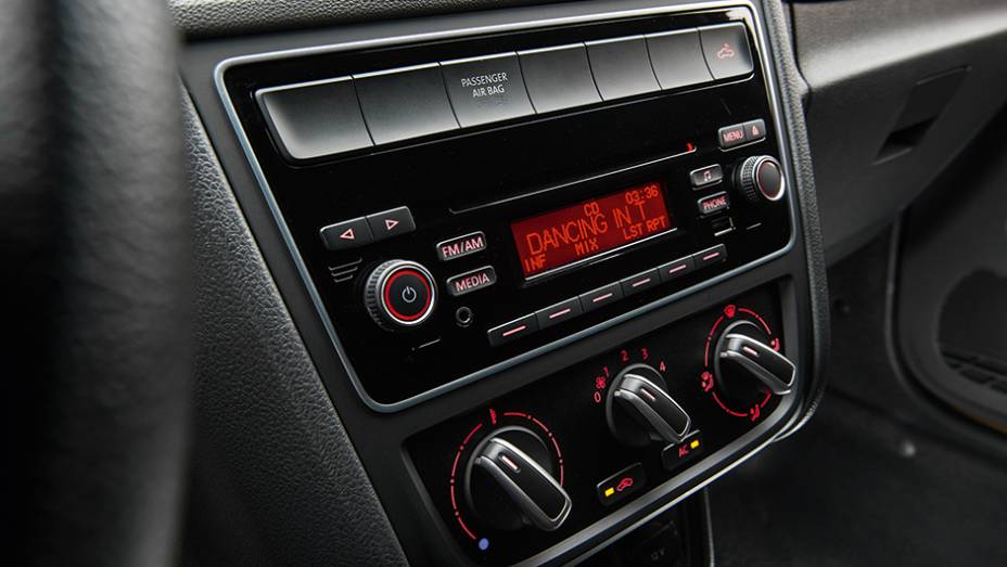 O rádio agora mostra gráfico do sensor de ré | <a href="https://gutenberg.quatrorodas.abril.com.br/carros/lancamentos/vw-saveiro-cross-2014-743387.shtml" rel="migration">Leia mais</a>
