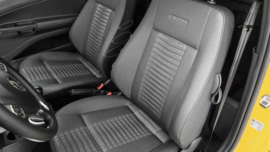Tecido dos bancos ganhou novo acabamento 3D | <a href="https://gutenberg.quatrorodas.abril.com.br/carros/lancamentos/vw-saveiro-cross-2014-743387.shtml" rel="migration">Leia mais</a>