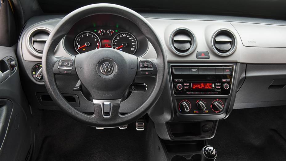 Atualização trocou os direcionadores das saídas de ar e os botões do sistema de ventilação | <a href="https://gutenberg.quatrorodas.abril.com.br/carros/lancamentos/vw-saveiro-cross-2014-743387.shtml" rel="migration">Leia mais</a>