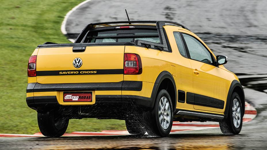 Na parte traseira, o nome da versão passou a ser embutida em um adesivo preto horizontal | <a href="https://gutenberg.quatrorodas.abril.com.br/carros/lancamentos/vw-saveiro-cross-2014-743387.shtml" rel="migration">Leia mais</a>