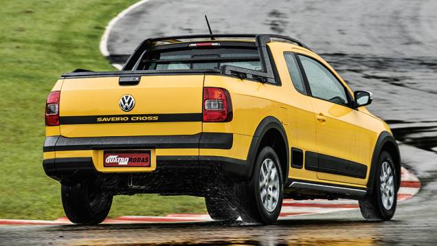 Na parte traseira, o nome da versão passou a ser embutida em um adesivo preto horizontal | <a href="https://gutenberg.quatrorodas.abril.com.br/carros/lancamentos/vw-saveiro-cross-2014-743387.shtml" rel="migration">Leia mais</a> Na parte traseira, o nome da versão passou a ser embutida em um adesivo preto horizontal | <a href="https://gutenberg.quatrorodas.abril.com.br/carros/lancamentos/vw-saveiro-cross-2014-743387.shtml" rel="migration">Leia mais</a>