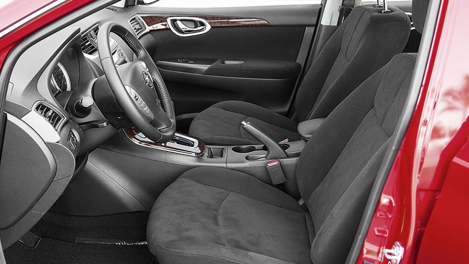 O Sentra tem mais espaço interno que o irmão Altima, de categoria superior | <a href="https://gutenberg.quatrorodas.abril.com.br/carros/impressoes/nissan-sentra-1-8-744751.shtml" rel="migration">Leia mais</a>