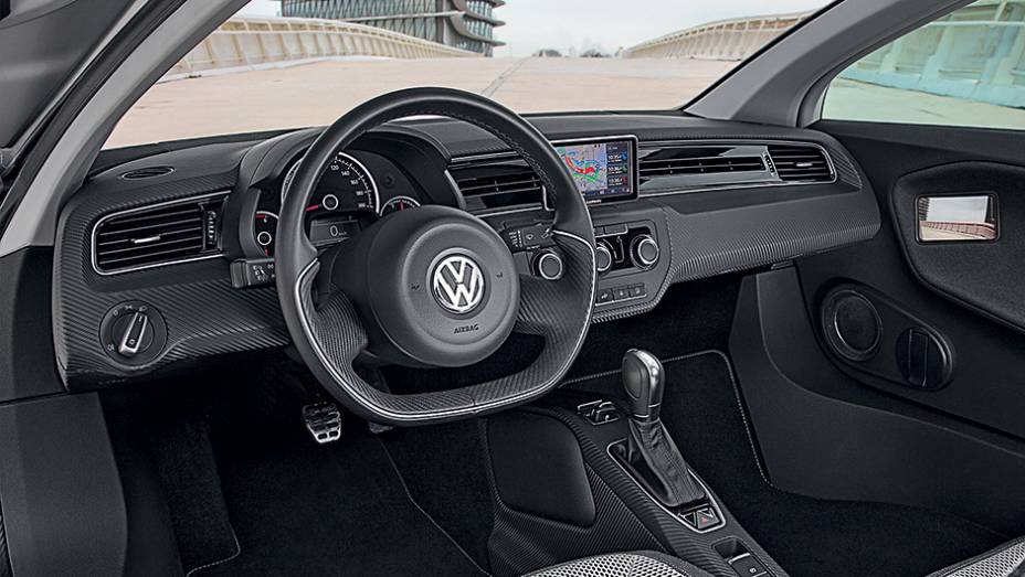 Interior rico em fibra de carbono | <a href="https://gutenberg.quatrorodas.abril.com.br/carros/impressoes/volkswagen-xl1-744382.shtml" rel="migration">Leia mais</a>