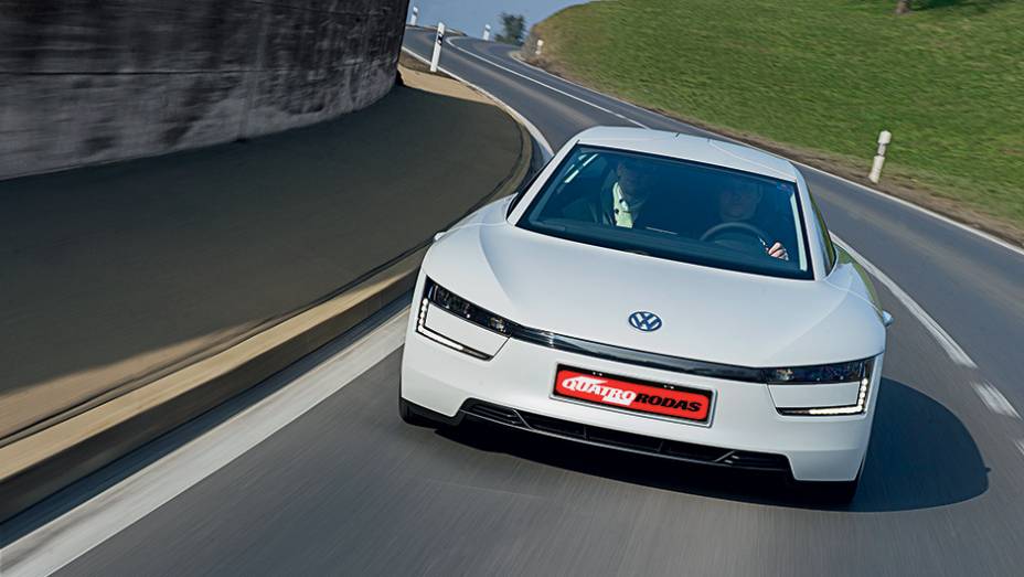 Motor diesel é traseiro, mas o ar é captado sob o para-choque | <a href="https://gutenberg.quatrorodas.abril.com.br/carros/impressoes/volkswagen-xl1-744382.shtml" rel="migration">Leia mais</a>