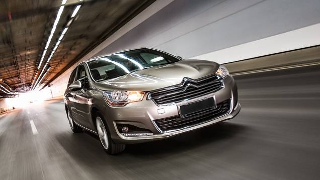 Sucessor do C4 Pallas, o C4 Lounge foi originalmente lançado na China | <a href="https://gutenberg.quatrorodas.abril.com.br/carros/lancamentos/citroen-c4-lounge-749737.shtml" rel="migration">Saiba mais sobre o C4 Lounge</a> | <a href="https://gutenberg.quatrorodas.abril.com.br/carros/impresso" rel="migration"></a> Sucessor do C4 Pallas, o C4 Lounge foi originalmente lançado na China | <a href="https://gutenberg.quatrorodas.abril.com.br/carros/lancamentos/citroen-c4-lounge-749737.shtml" rel="migration">Saiba mais sobre o C4 Lounge</a> | <a href="https://gutenberg.quatrorodas.abril.com.br/carros/impresso" rel="migration"></a>
