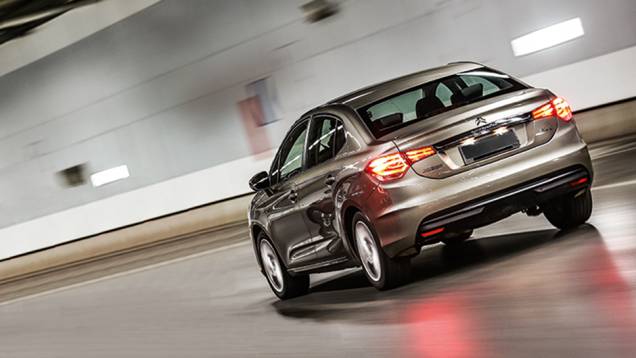 Seu entre-eixos é 11 cm maior que o do Corolla | <a href="https://gutenberg.quatrorodas.abril.com.br/carros/lancamentos/citroen-c4-lounge-749737.shtml" rel="migration">Saiba mais sobre o C4 Lounge</a> | <a href="https://gutenberg.quatrorodas.abril.com.br/carros/impressoes/citroen-c4-l-1-6-thp" rel="migration"></a> Seu entre-eixos é 11 cm maior que o do Corolla | <a href="https://gutenberg.quatrorodas.abril.com.br/carros/lancamentos/citroen-c4-lounge-749737.shtml" rel="migration">Saiba mais sobre o C4 Lounge</a> | <a href="https://gutenberg.quatrorodas.abril.com.br/carros/impressoes/citroen-c4-l-1-6-thp" rel="migration"></a>