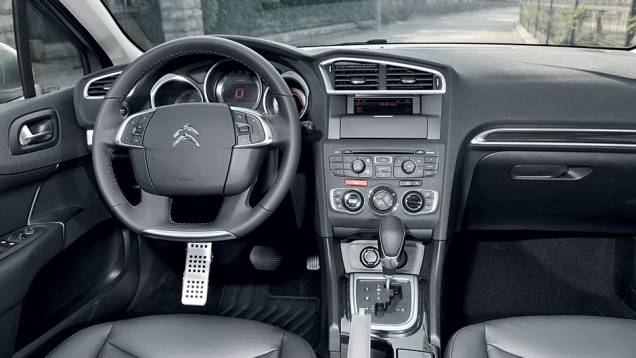 C4 Lounge abandonou o volante de cubo fixo | <a href="https://gutenberg.quatrorodas.abril.com.br/carros/lancamentos/citroen-c4-lounge-749737.shtml" rel="migration">Saiba mais sobre o C4 Lounge</a> | <a href="https://gutenberg.quatrorodas.abril.com.br/carros/impressoes/citroen-c4-l-1-6-thp-746" rel="migration"></a> C4 Lounge abandonou o volante de cubo fixo | <a href="https://gutenberg.quatrorodas.abril.com.br/carros/lancamentos/citroen-c4-lounge-749737.shtml" rel="migration">Saiba mais sobre o C4 Lounge</a> | <a href="https://gutenberg.quatrorodas.abril.com.br/carros/impressoes/citroen-c4-l-1-6-thp-746" rel="migration"></a>