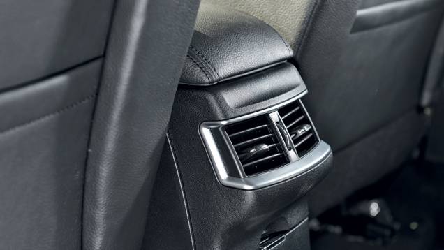Não terá ajuste da ventilação traseira, mas manterá as saídas de ar atrás | <a href="https://gutenberg.quatrorodas.abril.com.br/carros/lancamentos/citroen-c4-lounge-749737.shtml" rel="migration">Saiba mais sobre o C4 Lounge</a> | <a href="https://gutenberg.quatrorodas.abril.com.br/carros/impr" rel="migration"></a> Não terá ajuste da ventilação traseira, mas manterá as saídas de ar atrás | <a href="https://gutenberg.quatrorodas.abril.com.br/carros/lancamentos/citroen-c4-lounge-749737.shtml" rel="migration">Saiba mais sobre o C4 Lounge</a> | <a href="https://gutenberg.quatrorodas.abril.com.br/carros/impr" rel="migration"></a>