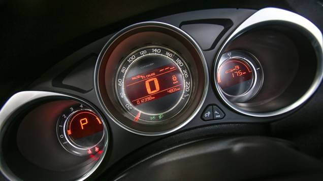 Em vez de instrumentos digitais no meio do painel, versões analógica e digital atrás do volante | <a href="https://gutenberg.quatrorodas.abril.com.br/carros/lancamentos/citroen-c4-lounge-749737.shtml" rel="migration">Saiba mais sobre o C4 Lounge</a> | <a href="https://quatrorodas.ab" rel="migration"></a> Em vez de instrumentos digitais no meio do painel, versões analógica e digital atrás do volante | <a href="https://gutenberg.quatrorodas.abril.com.br/carros/lancamentos/citroen-c4-lounge-749737.shtml" rel="migration">Saiba mais sobre o C4 Lounge</a> | <a href="https://quatrorodas.ab" rel="migration"></a>