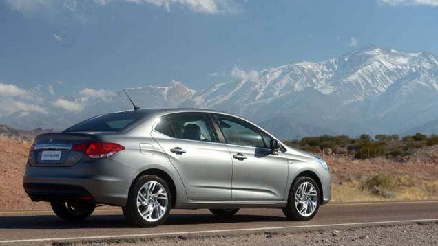 Além do 1.6 THP (com 163 cv), ele terá motor 2.0 Flex nas versões mais baratas | <a href="https://gutenberg.quatrorodas.abril.com.br/carros/lancamentos/citroen-c4-lounge-749737.shtml" rel="migration">Saiba mais sobre o C4 Lounge</a> | <a href="https://gutenberg.quatrorodas.abril.com.br/carros" rel="migration"></a> Além do 1.6 THP (com 163 cv), ele terá motor 2.0 Flex nas versões mais baratas | <a href="https://gutenberg.quatrorodas.abril.com.br/carros/lancamentos/citroen-c4-lounge-749737.shtml" rel="migration">Saiba mais sobre o C4 Lounge</a> | <a href="https://gutenberg.quatrorodas.abril.com.br/carros" rel="migration"></a>