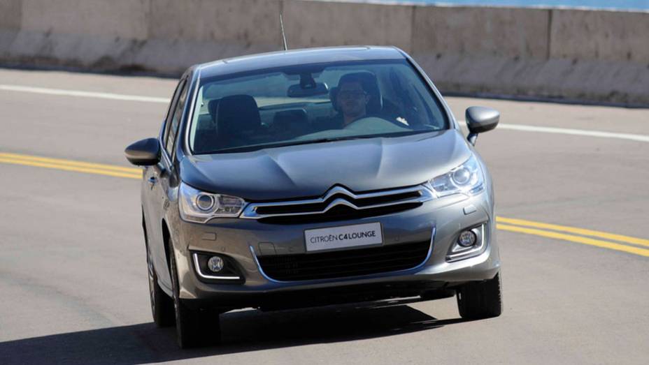 A dianteira lembra o C4 hatch europeu e a linha DS vendida no país | <a href="https://gutenberg.quatrorodas.abril.com.br/carros/lancamentos/citroen-c4-lounge-749737.shtml" rel="migration">Saiba mais sobre o C4 Lounge</a> | <a href="https://gutenberg.quatrorodas.abril.com.br/carros/impressoes/" rel="migration"></a>