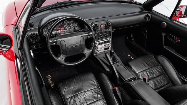 Com dois ocupantes, a divisão de peso era 50% em cada eixo | <a href="https://gutenberg.quatrorodas.abril.com.br/carros/classicos-grandescarros/mazda-mx-5-miata-747828.shtml" rel="migration">Leia mais</a> Com dois ocupantes, a divisão de peso era 50% em cada eixo | <a href="https://gutenberg.quatrorodas.abril.com.br/carros/classicos-grandescarros/mazda-mx-5-miata-747828.shtml" rel="migration">Leia mais</a>