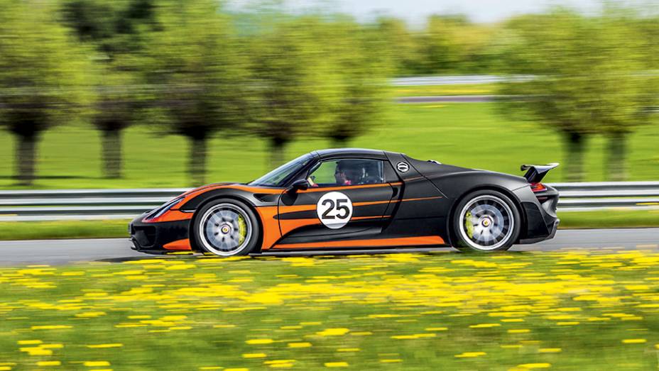 Asa traseira retrátil pode ajustar altura e inclinação | <a href="https://gutenberg.quatrorodas.abril.com.br/carros/impressoes/porsche-918-spyder-748396.shtml" rel="migration">Leia mais</a>