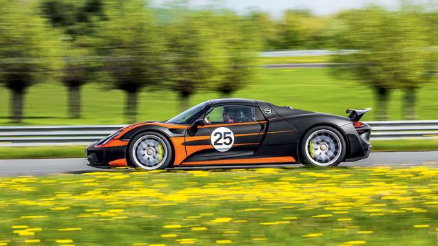Asa traseira retrátil pode ajustar altura e inclinação | <a href="https://gutenberg.quatrorodas.abril.com.br/carros/impressoes/porsche-918-spyder-748396.shtml" rel="migration">Leia mais</a> Asa traseira retrátil pode ajustar altura e inclinação | <a href="https://gutenberg.quatrorodas.abril.com.br/carros/impressoes/porsche-918-spyder-748396.shtml" rel="migration">Leia mais</a>