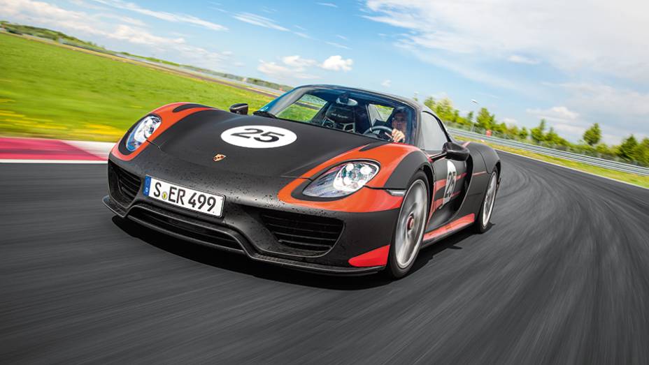 As duas entradas frontais podem se fechar para reduzir consumo | <a href="https://gutenberg.quatrorodas.abril.com.br/carros/impressoes/porsche-918-spyder-748396.shtml" rel="migration">Leia mais</a>