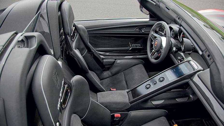No console central flutuante, um monitor agrega a central multimídia... | <a href="https://gutenberg.quatrorodas.abril.com.br/carros/impressoes/porsche-918-spyder-748396.shtml" rel="migration">Leia mais</a>