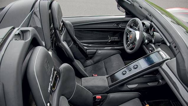 No console central flutuante, um monitor agrega a central multimídia... | <a href="https://gutenberg.quatrorodas.abril.com.br/carros/impressoes/porsche-918-spyder-748396.shtml" rel="migration">Leia mais</a> No console central flutuante, um monitor agrega a central multimídia... | <a href="https://gutenberg.quatrorodas.abril.com.br/carros/impressoes/porsche-918-spyder-748396.shtml" rel="migration">Leia mais</a>