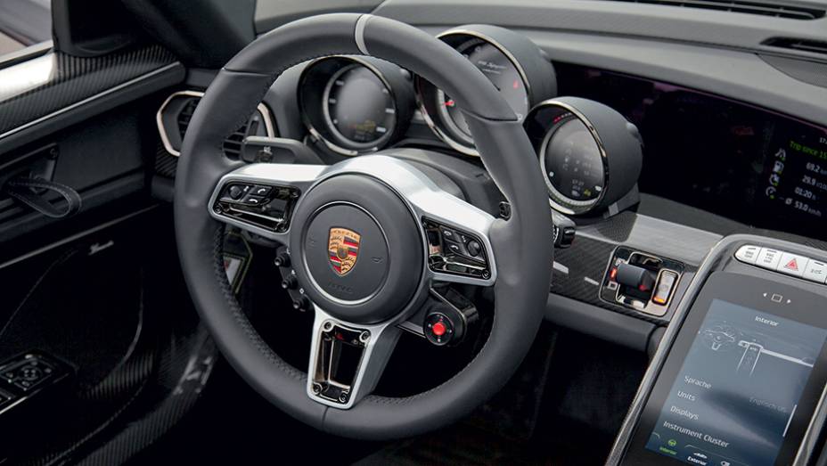 ... enquanto atr&aacute;s do volante est&atilde;o as informa&ccedil;&otilde;es b&aacute;sicas para a pilotagem | <a href="https://gutenberg.quatrorodas.abril.com.br/carros/impressoes/porsche-918-spyder-748396.shtml" rel="migration">Leia mais</a>