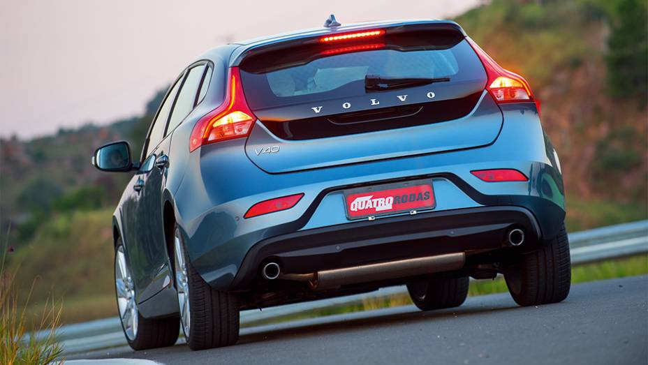 Traseira guarda tra&ccedil;os comuns aos do antecessor C30, com grande &aacute;rea de vidro | <a href="https://gutenberg.quatrorodas.abril.com.br/carros/testes/volvo-v40-t4-748393.shtml" rel="migration">Leia mais</a>