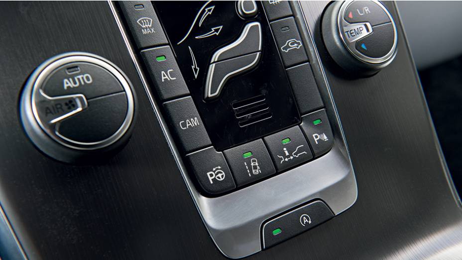 No console, teclas do assistente de manobra, piloto automático, start-stop | <a href="https://gutenberg.quatrorodas.abril.com.br/carros/testes/volvo-v40-t4-748393.shtml" rel="migration">Leia mais</a>