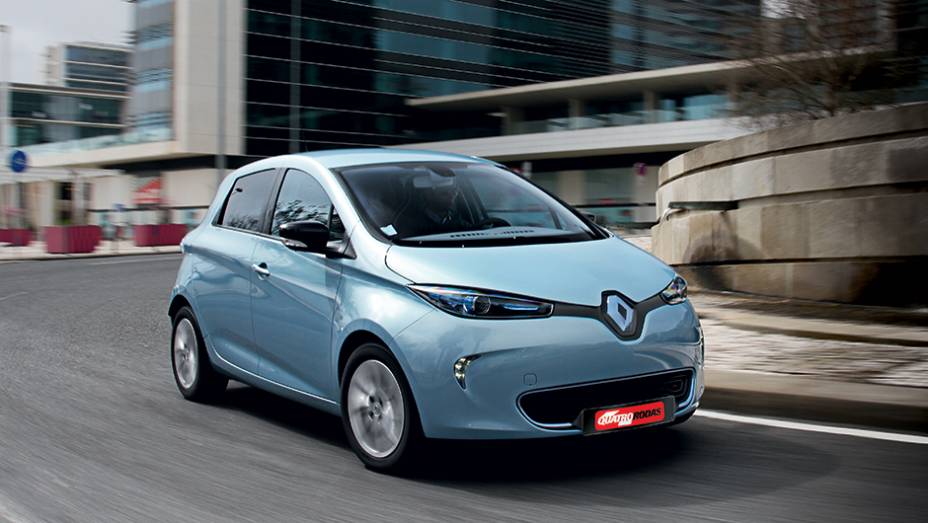A base é do Clio europeu, mas o design é exclusivo | <a href="https://gutenberg.quatrorodas.abril.com.br/carros/impressoes/renault-zoe-747928.shtml" rel="migration">Leia mais</a>