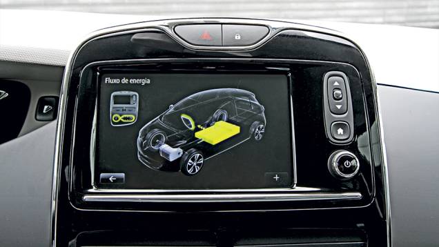Tela monitora o fluxo de energia | <a href="https://gutenberg.quatrorodas.abril.com.br/carros/impressoes/renault-zoe-747928.shtml" rel="migration">Leia mais</a> Tela monitora o fluxo de energia | <a href="https://gutenberg.quatrorodas.abril.com.br/carros/impressoes/renault-zoe-747928.shtml" rel="migration">Leia mais</a>
