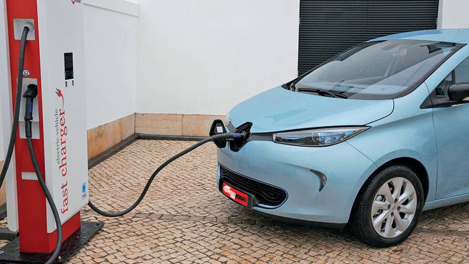 No ponto de recarga, ele recupera 80% da bateria em 30 min | <a href="https://gutenberg.quatrorodas.abril.com.br/carros/impressoes/renault-zoe-747928.shtml" rel="migration">Leia mais</a>